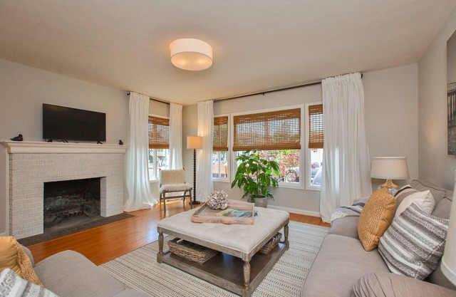 3 blocks from the beach! A cozy 2-bedroom house in Alameda with backyard