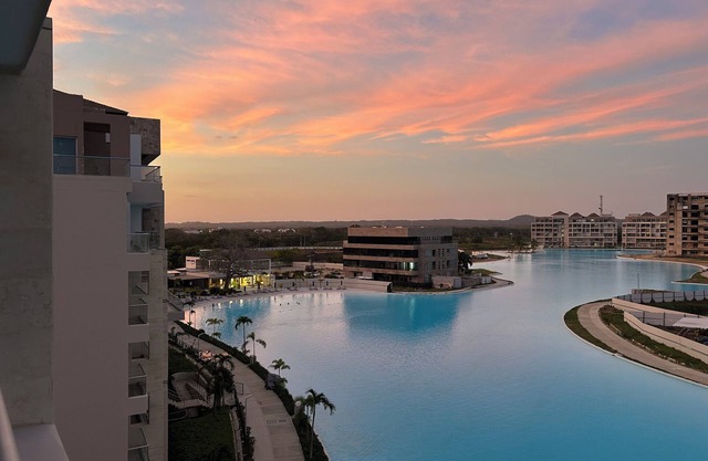 3 BR 3 Bath Beautiful New Piso5 Lagoon View Luxury Baia Kristal Zona Norte CTG