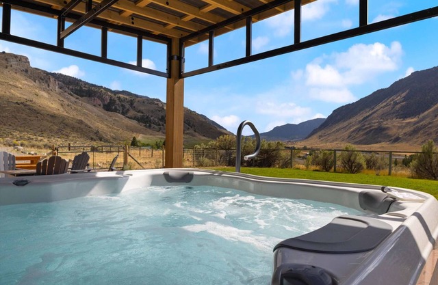 3 br house with hot tub by Yellowstone