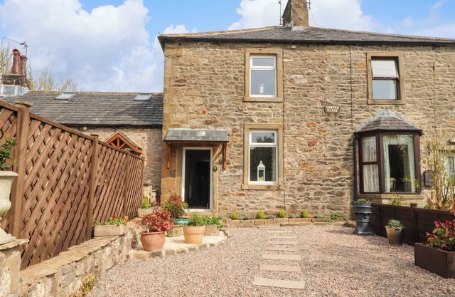 3 COWPER PLACE, pet friendly, with a garden in Chatburn