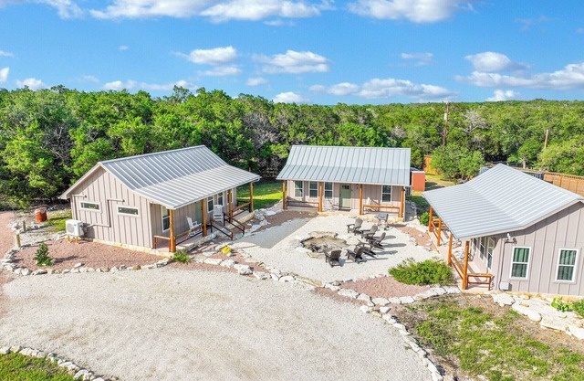 3 Cozy Cottages w/Firepit, Pickleball & More!