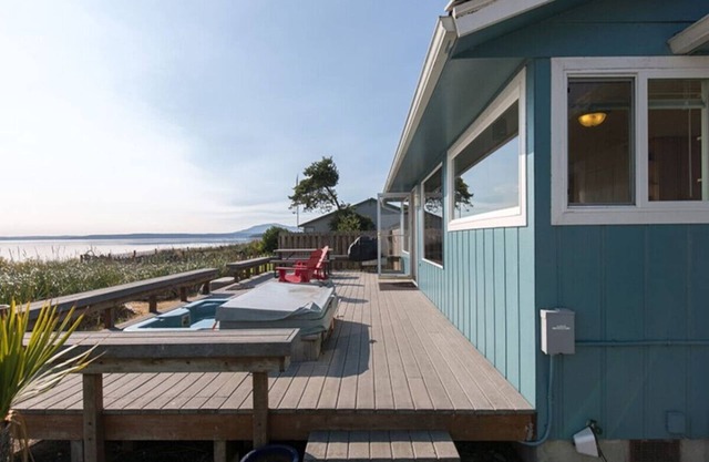 3 Crabs Beach House - Overlooking Dungeness Bay on beautiful shorefront
