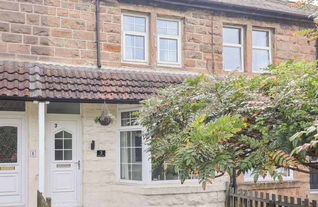 3 GLENDOWNE TERRACE, pet friendly, with hot tub in Harrogate