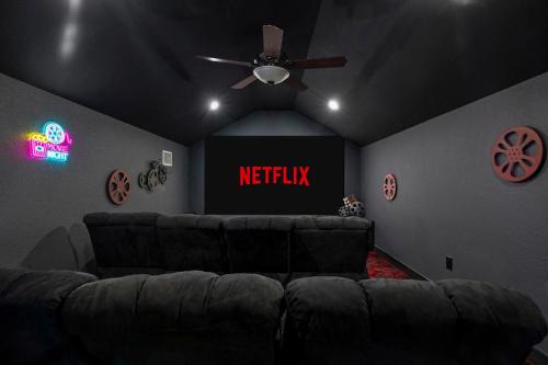3 Kings Theater Game Room and BBQ 7 min from Marina