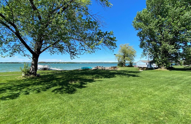 3 lakefront Cottages Private beach,yard &dock. Special 20%off Aug 17 - Aug 24