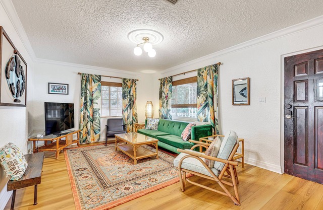 3 Mi to Dtwn: Tampa Cottage w/Fire Pit!