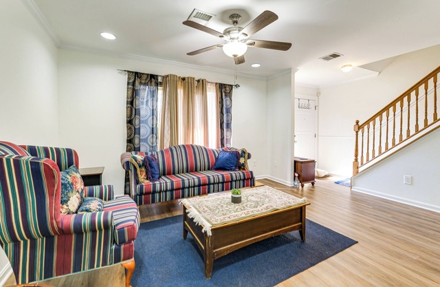 3 Mi to Dulles Airport: D.C. Area Townhome