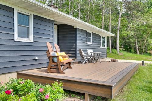 3 Mi to Lake Onalaska Quaint Home with Prairie View