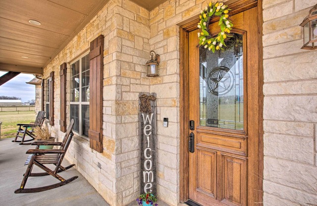 < 3 Mi to Texas Tulips: Pilot Point Home w/Patio