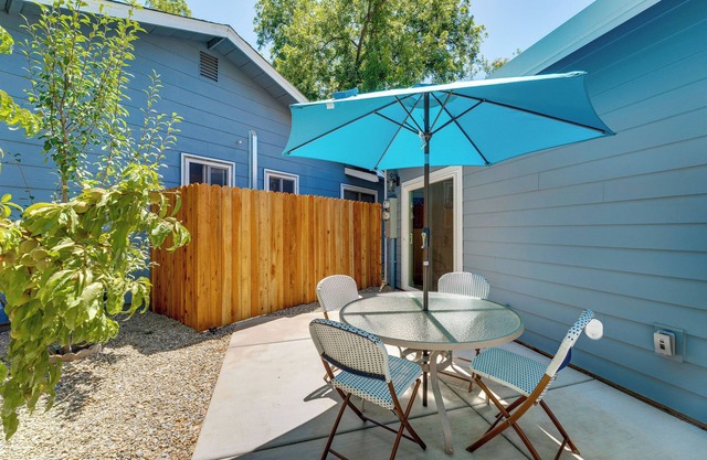3 Mi to UC Davis: Retreat w/Furnished Patio!