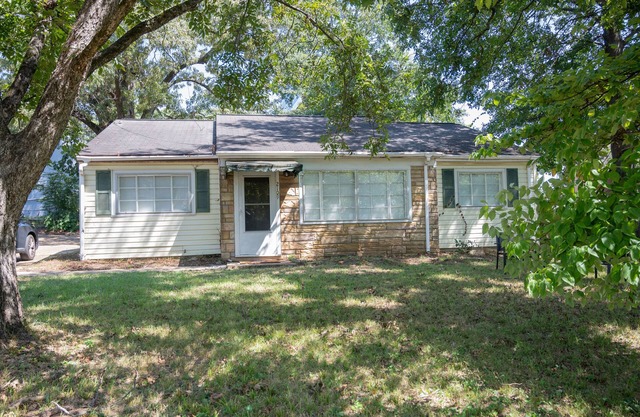 3 Miles from Campus!