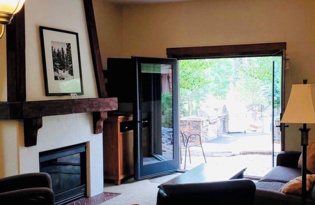 3 min walk to ski lift, 2 Bed 2 bath, heated parking, ski locker and hot tub