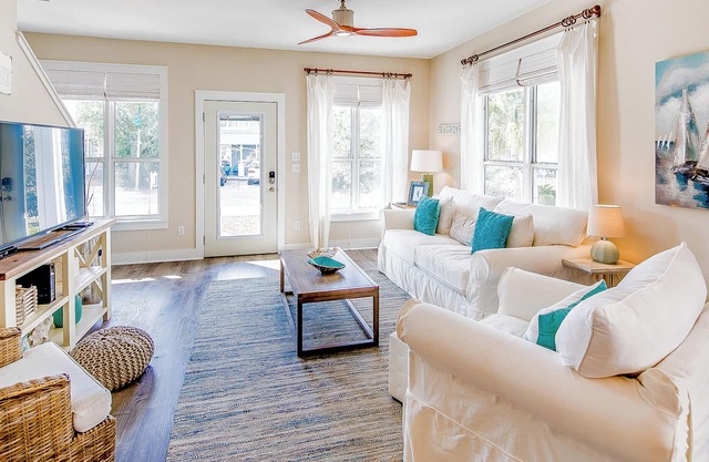 3 Mins Walk to Beach, Pool, Wraparound Porch, + Free Attraction Tickets!