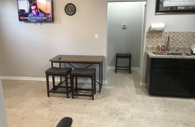 3- Queens/sleeps 6