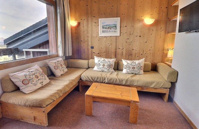 3-Room Duplex Near Slopes - Pets Allowed, TV, Balcony