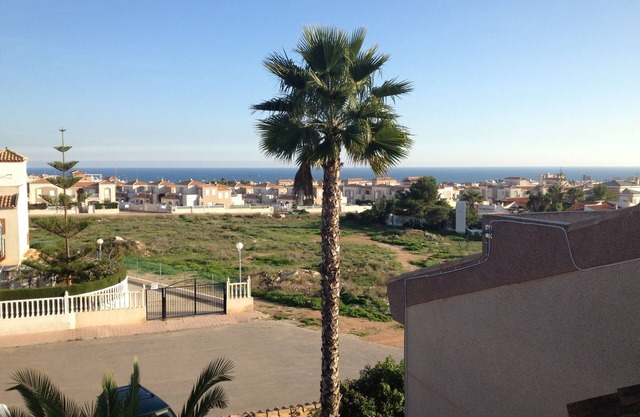3 room penthouse apartment, roof terrace+balcony, sea view, sun, pool and garden