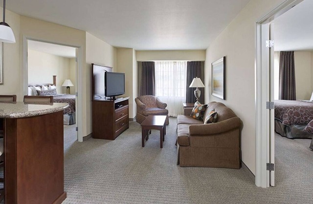3 Spacious Suites w/Kitchen and FREE Breakfast! Minutes to Parmenter Gazebo!