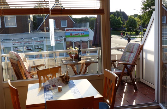 3-star apartment with sunny balcony, 5 minutes from the beach, with grocery store next door