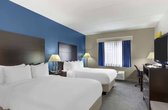 3 Tranquil Family Suites in Mundelein | Hot Breakfast Included Near Chicago