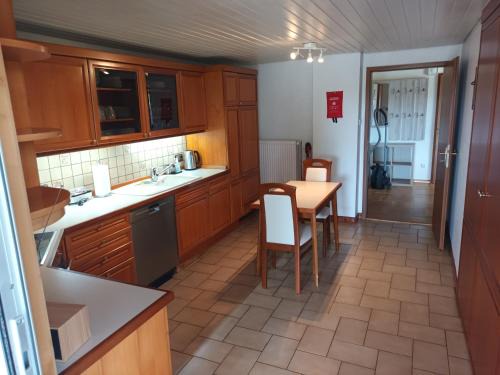 3 Zimmer 1OG 100qm Wintergarten Dachterrasse super Badezimmer