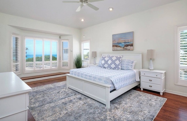 30 DAYS RENTAL FOR PRICE OF 2 WEEKS! 130 Yards to Gulf! Casey Key Home.