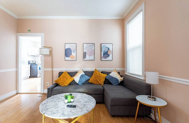 30-Min to NYC: 2BR Apt, Pets Welcome