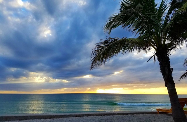 30 Seconds to Beach Path! Outdoor Tiki Bar w/TV! Kayaks, SUP's, Bikes & More!