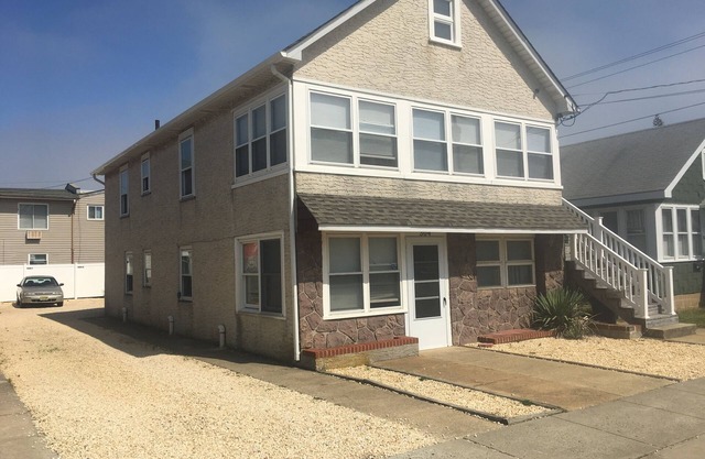 304 Webster Ave 2nd floor apartment- sleeps 10 w/beach badges - walk to beach