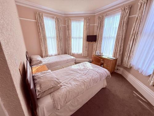 307 queens road Big double room with attached toilet and shower