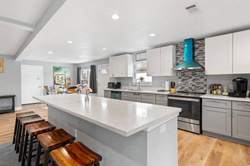 3300 sq Spacious Kitchen & Living Spaces (5 TVs)