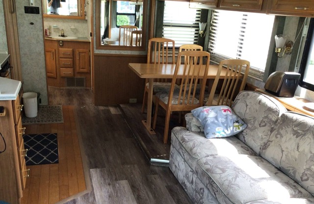 36’ Motorhome, beautifully equipped for your comfort and