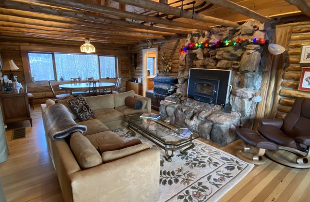 360 Degree Mountaintop Views, Luxurious Hot Tub & Designer Kitchen