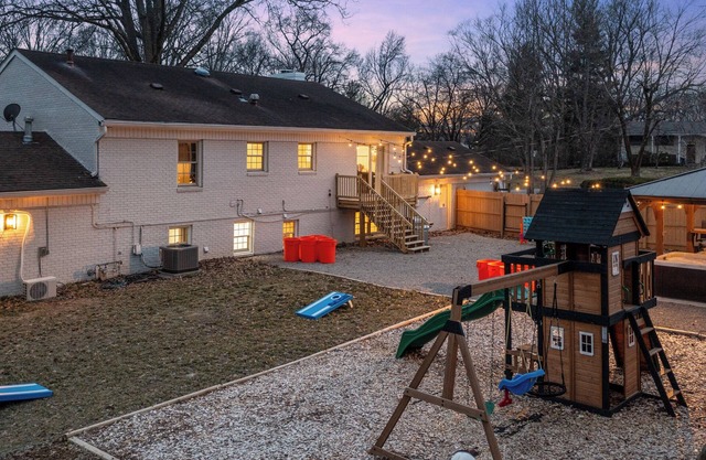 3600SF~Game room~2 Kitchens~Hot Tub~Backyard Games