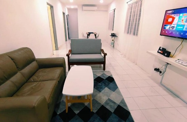 3810 Corner Tmn Putri Kulai 3BR 10pax SingleStyHouse near kulai AEON, JPO