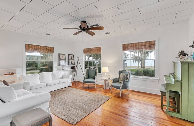 3BR, 2BA Charming 1920s Lake Estate w hot tub & Beautiful Boat Dock. Sleeps 7