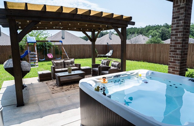 3BR/2BA Home w/Jacuzzi and Kids Playground