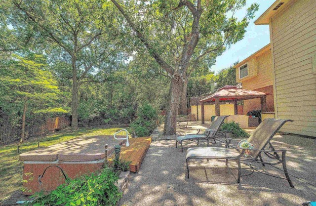 3BR Family Oasis: Hot Tub, Office, Scenic Trails, Close to Shops, Dining, and DFW Airport