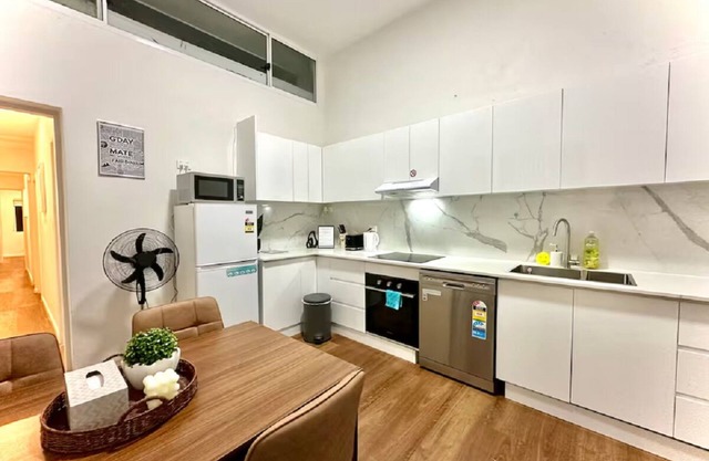 3BR Hideaway with A/C Near CBD, Crown St & Parks