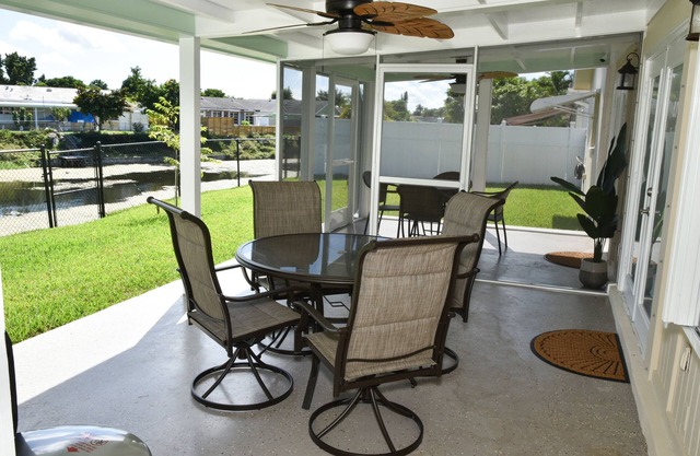 3BR Home in Boca Raton - Waterfront, Close to Amenities, 20 mins to Beach