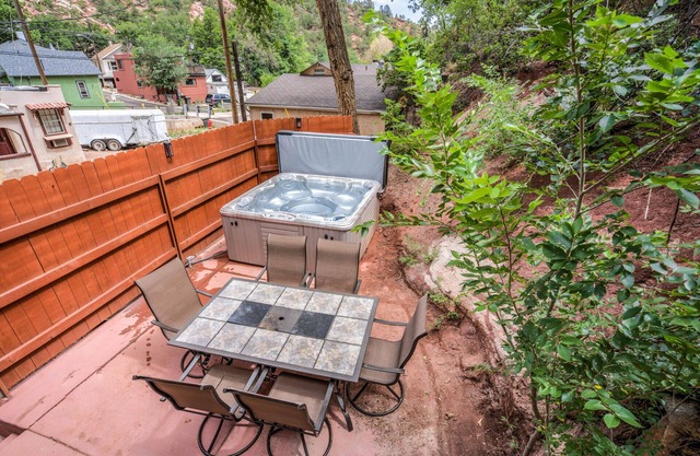 3BR Manitou Springs2min to Restaurants W/hot Tub!