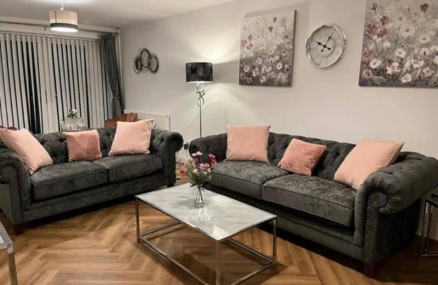 3BR Prenton,Wirral close to Liverpool,Chester&local beachesn4xTvs,fastWIFI