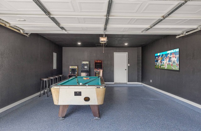 4.8 miles to Kyle Field, with game room!