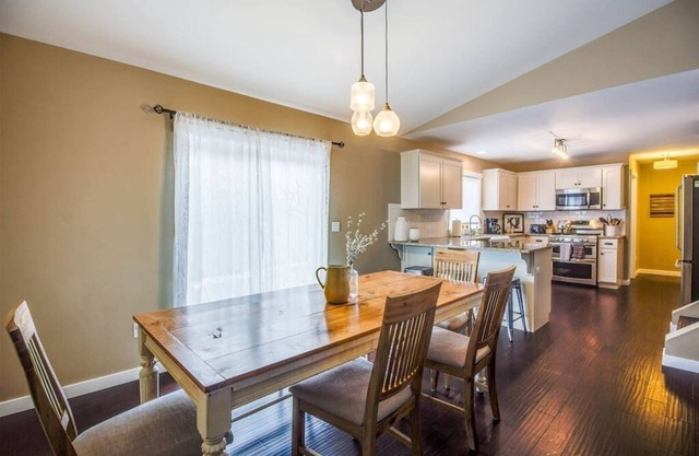 4 Bed/2.5 Bath, Pet Friendly, Midtown Bend!