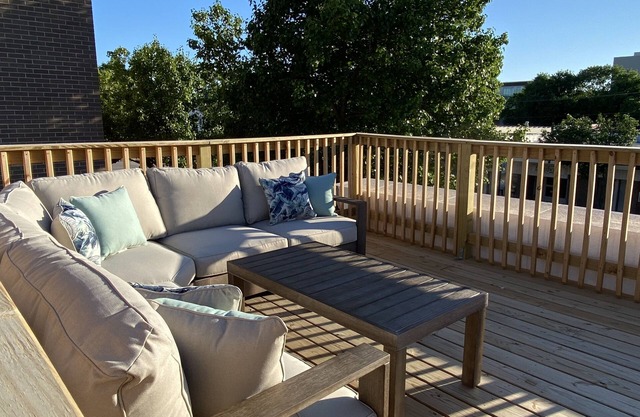 4 bed 2 bath unit on Campus Corner with rooftop deck - sleeps 12
