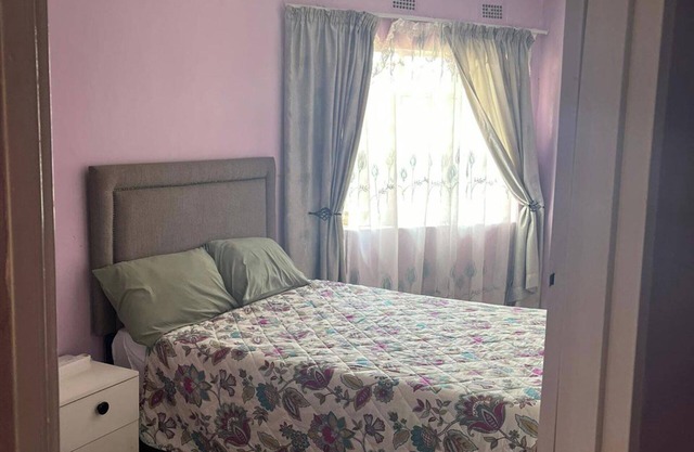 4 Bed Gated House-Sleeps 8-Private Parking