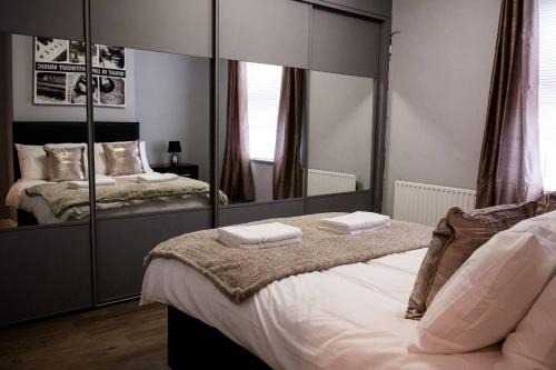 4 Bed House Sleeps 9 Free Parking