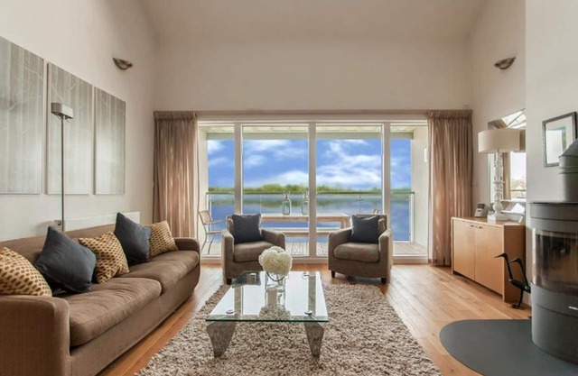 4 bed lakeside house/3 bathrooms, 6 adults +3 kids plus infant, pools/restaurant