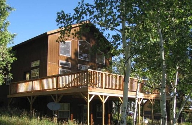 4 Bedroom, 3 Bath 2100 Sq. Ft Home with a Private Hot Tub and Large Deck