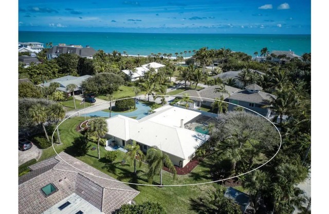 4 bedroom, 6 bed, Heated Pool, Walk to Ocean, Game Room!