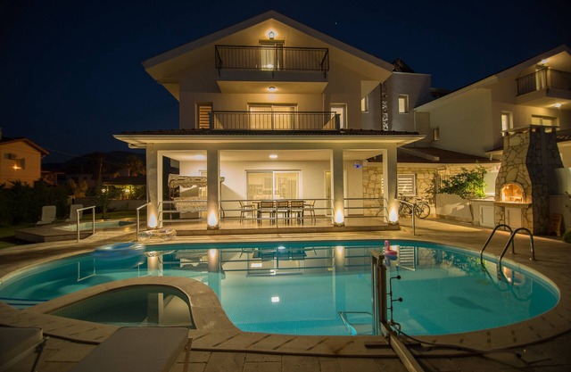 4 bedroom accessible villa with private pool, jacuzzi, garden and lift
